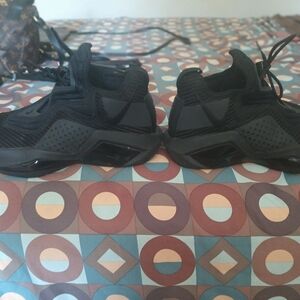 Gently Used Men's Nike Lebron's Size 9.5